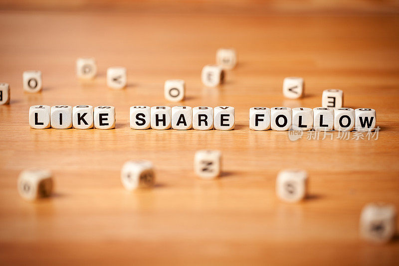 单词Like Follow and Share拼写在字母立方体中